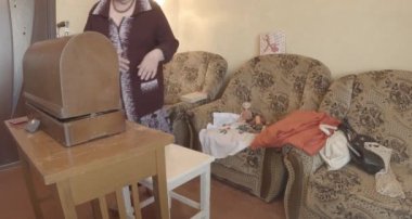 Büyükanne Sovyetler Birliği retro bir eski dikiş makinesinde bir kırmızı bayrak diker, tüm koleksiyon - birçok süper yakın çekimler, renk düzeltme için Raw formatta görmek