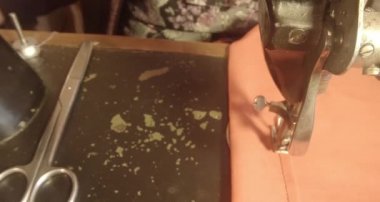 Büyükanne Sovyetler Birliği retro bir eski dikiş makinesinde bir kırmızı bayrak diker, tüm koleksiyon - birçok süper yakın çekimler, renk düzeltme için Raw formatta görmek