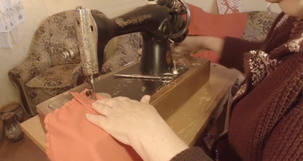 Abuela cose una bandera roja en una vieja máquina de coser de la Unión Soviética retro, Ver toda la colección - muchos super primeros planos, formato RAW para la corrección de color — Vídeo de stock