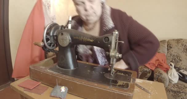 Grootmoeder naait een rode vlag op een oude naaimachine van de Sovjet-Unie retro, Bekijk de volledige collectie - vele super close-ups, Raw formaat voor kleurcorrectie — Stockvideo