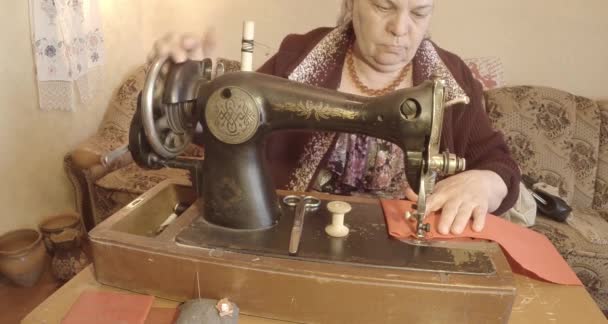 Grand-mère coud un drapeau rouge sur une vieille machine à coudre de l'Union soviétique rétro, Voir toute la collection - de nombreux super gros plans, format RAW pour la correction des couleurs — Video