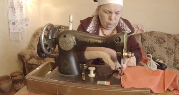 Grootmoeder naait een rode vlag op een oude naaimachine van de Sovjet-Unie retro, Bekijk de volledige collectie - vele super close-ups, Raw formaat voor kleurcorrectie — Stockvideo