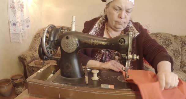 Grootmoeder naait een rode vlag op een oude naaimachine van de Sovjet-Unie retro, Bekijk de volledige collectie - vele super close-ups, Raw formaat voor kleurcorrectie — Stockvideo