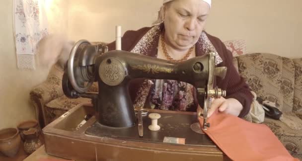 Grootmoeder naait een rode vlag op een oude naaimachine van de Sovjet-Unie retro, Bekijk de volledige collectie - vele super close-ups, Raw formaat voor kleurcorrectie — Stockvideo