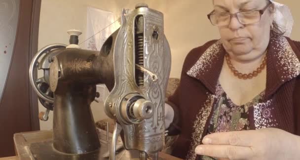 Grootmoeder naait een rode vlag op een oude naaimachine van de Sovjet-Unie retro, Bekijk de volledige collectie - vele super close-ups, Raw formaat voor kleurcorrectie — Stockvideo