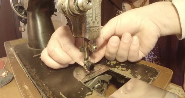 Abuela cose una bandera roja en una vieja máquina de coser de la Unión Soviética retro, Ver toda la colección - muchos super primeros planos, formato RAW para la corrección de color — Vídeo de stock