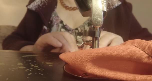 Grootmoeder naait een rode vlag op een oude naaimachine van de Sovjet-Unie retro, Bekijk de volledige collectie - vele super close-ups, Raw formaat voor kleurcorrectie — Stockvideo