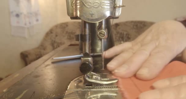 Grand-mère coud un drapeau rouge sur une vieille machine à coudre de l'Union soviétique rétro, Voir toute la collection - de nombreux super gros plans, format RAW pour la correction des couleurs — Video