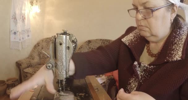 Nonna cuce una bandiera rossa su una vecchia macchina da cucire dell'Unione Sovietica retrò, Vedere l'intera collezione - molti super primi piani, formato RAW per la correzione del colore — Video Stock