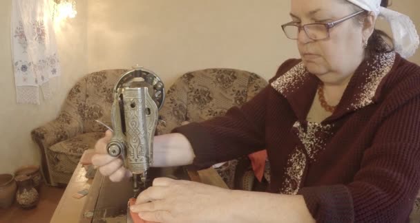 祖母缝苏联复古的旧缝纫机上的红色标志，看到整个集合-很多超级特写镜头，Raw 格式的颜色校正 — 图库视频影像