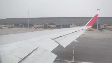 Uçak havaalanında kapalı alır. İç ve dış cephe. İnsanlar ve hostes uçakta olacak. Tv ekran uçuş parametrelerini gösterir.