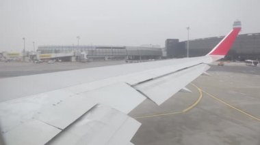 Uçak havaalanında kapalı alır. İç ve dış cephe. İnsanlar ve hostes uçakta olacak. Tv ekran uçuş parametrelerini gösterir.