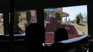 Munnar, Kerala, Hindistan çay tarlaları ile otobüs sürme.