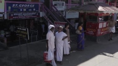 Munnar, Kerala, Hindistan çay tarlaları ile otobüs sürme.