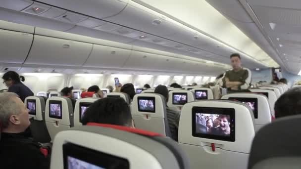 Avión en vuelo. Vista interior de un avión . — Vídeo de stock