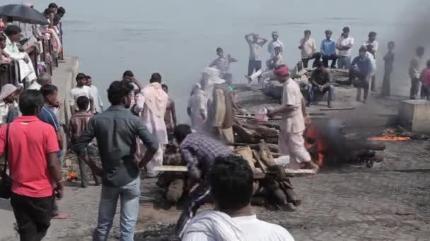 Burning of corpses at Ghat in Varanisi, India — Stock Video