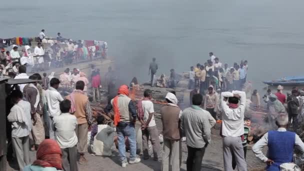 Burning of corpses at Ghat in Varanisi, India — Stock Video