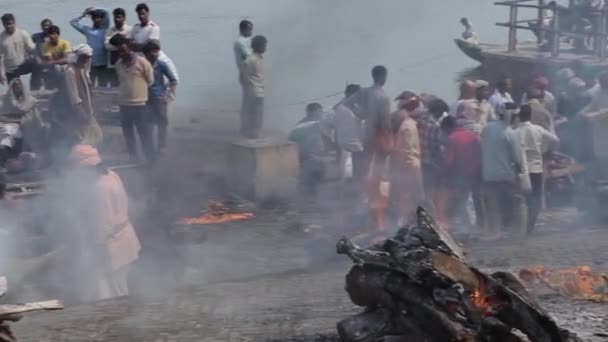 Quemadura de cadáveres en Ghat en Varanisi, India — Vídeos de Stock