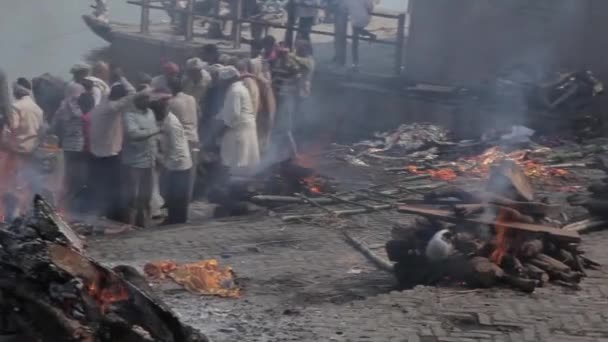 Bruciatura di cadaveri a Ghat a Varanisi, India — Video Stock