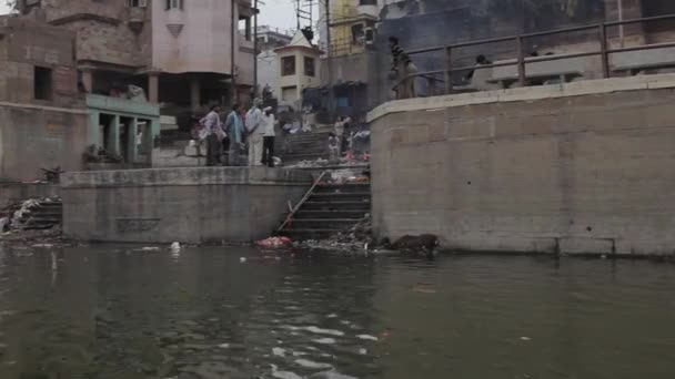 Quemadura de cadáveres en Ghat en Varanisi, India — Vídeo de stock