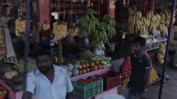 Montar en el autobús a través de las plantaciones de té en Munnar, Kerala, India . — Vídeo de stock