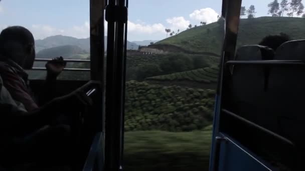 Jízda v autobuse přes čajové plantáže v Munnar, Kerala, Indie. — Stock video