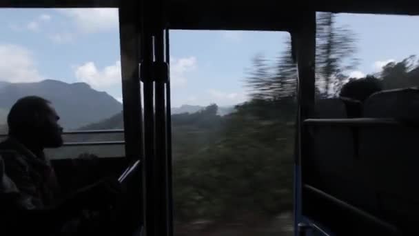 Їзда на автобусі через чайних плантаціях в місті Munnar, Керала, Індія. — стокове відео