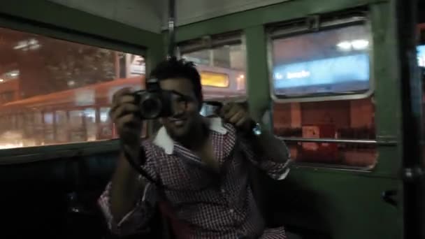 ムンバイ、マハラシュトラ州、インドの夜バスに乗ってください。最初人の眺め. — ストック動画