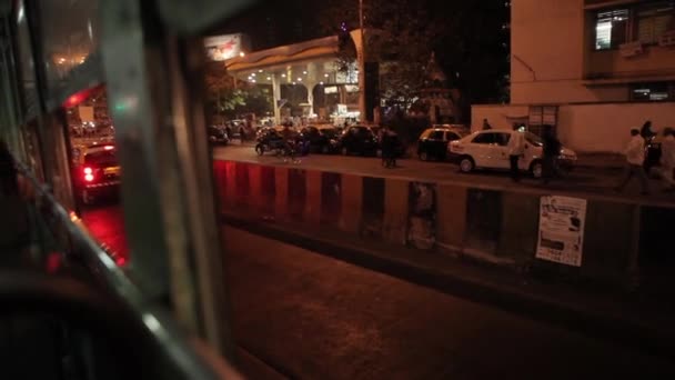 A lovaglás a busz éjjel Mumbaiban, Maharashtra, India. First-person nézet. — Stock videók