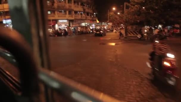 Montar en el autobús por la noche en Mumbai, Maharashtra, India. Vista en primera persona . — Vídeos de Stock