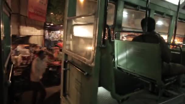 Monter dans le bus la nuit à Mumbai, Maharashtra, Inde. Vue à la première personne . — Video