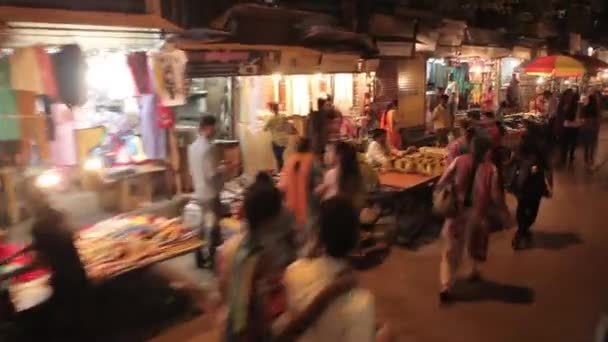 Montar en el autobús por la noche en Mumbai, Maharashtra, India. Vista en primera persona . — Vídeo de stock
