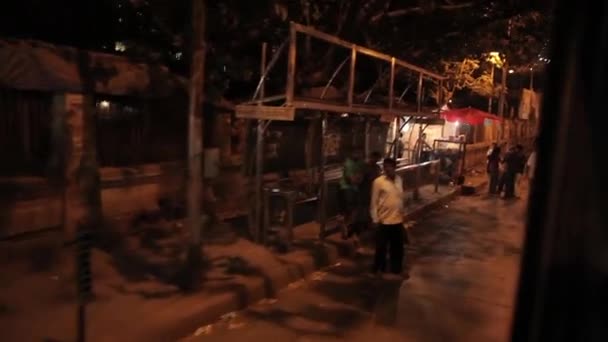 Jazda autobusem w nocy w Mumbaju, Maharasztra, Indie. Widok z pierwszej osoby. — Wideo stockowe