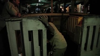 Mariner Hint teknede gürültülü motoru gece yönetir..