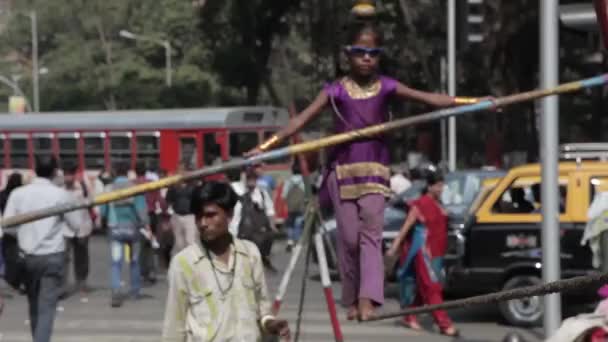 Indiska repet walker i staden. — Stockvideo