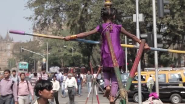 Indian rope walker in the city. — Stock Video
