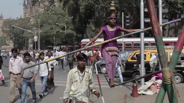 Indiase touw walker in de stad. — Stockvideo