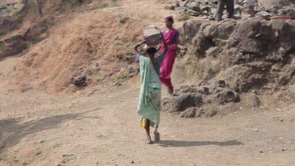 Indiase boeren voeren de stenen op hun hoofd. — Stockvideo