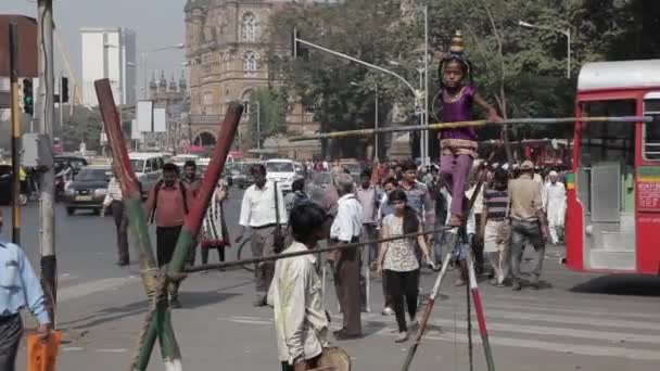 Indické lano walker v městě. — Stock video