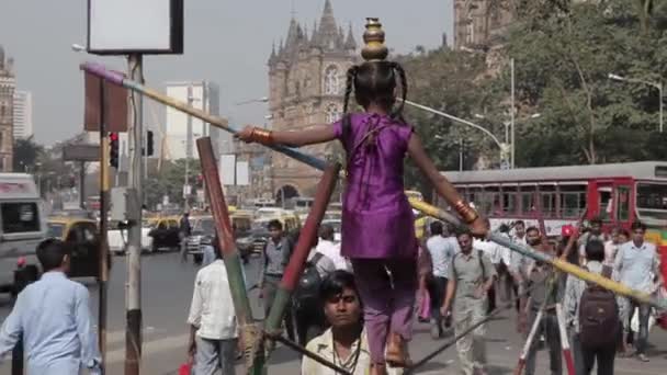 Indiase touw walker in de stad — Stockvideo