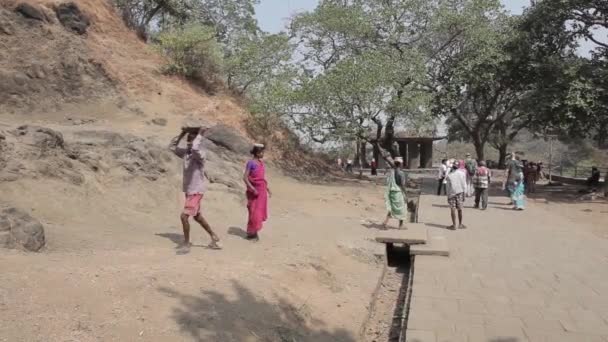 Indiase boeren voeren de stenen op hun hoofd. — Stockvideo