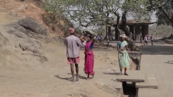 Indiase boeren voeren de stenen op hun hoofd. — Stockvideo