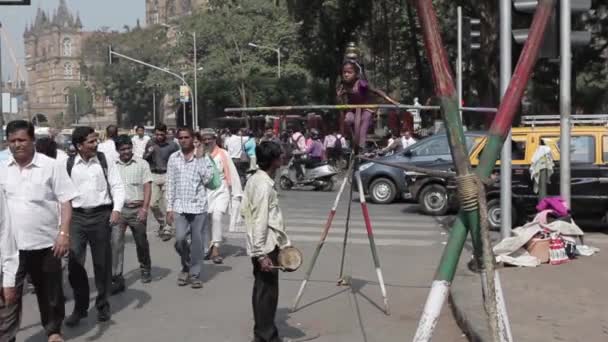 Indické lano walker v městě. — Stock video