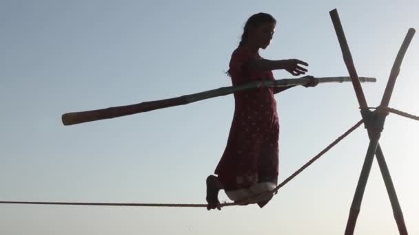 Indiano tightrope walker na praia . — Vídeo de Stock