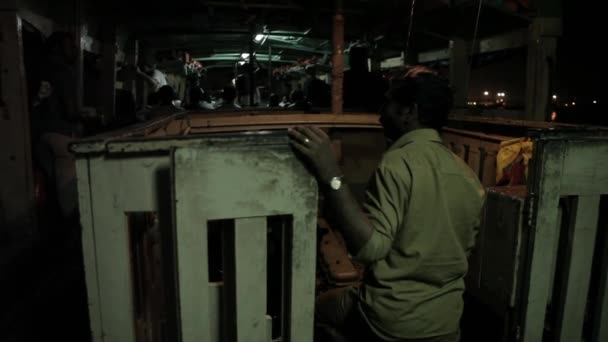 Mariner gerencia motor barulhento em barco indiano na noite . — Vídeo de Stock