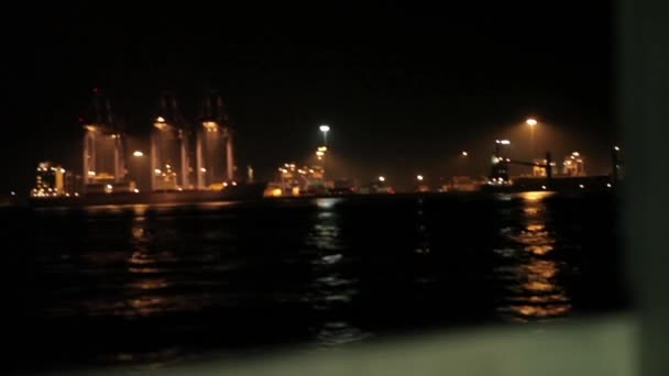 Індійська човен швартування і люди зійти на берег і піти на борту день і ніч у Мумбаї, Махараштра, Індія. — стокове відео