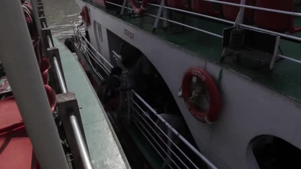 Mariner beheert lawaaierige motor op Indiase boot in de nacht. — Stockvideo