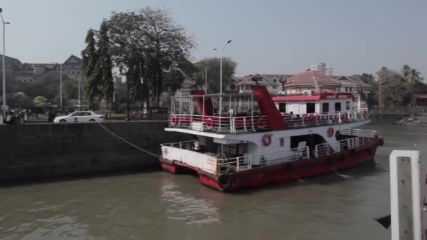 Indisk båt förtöjning och människor gå iland och gå ombord i dag i Mumbai, Maharashtra, Indien. — Stockvideo