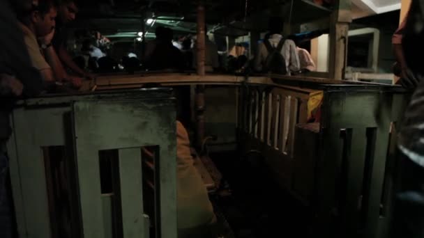 Mariner beheert lawaaierige motor op Indiase boot in de nacht. — Stockvideo