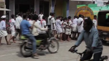 Kızılderililer sokaklarda Gadag, Hindistan.